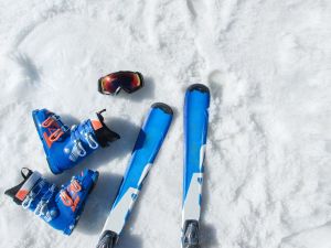 Metti l’attrezzatura per lo sci nella valigia per la settimana bianca
