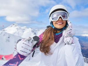 Gli occhiali da sci sono un accessorio indispensabile in settimana bianca