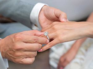 Consegnare l’anello di fidanzamento alla propria amata è una grande emozione
