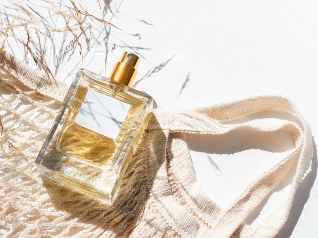 Scegliere il profumo giusto per l'estate non è come farlo nelle altre stagioni: il caldo cambia tutto. Guida pratica e trucchi per una tenuta che duri tutto il giorno