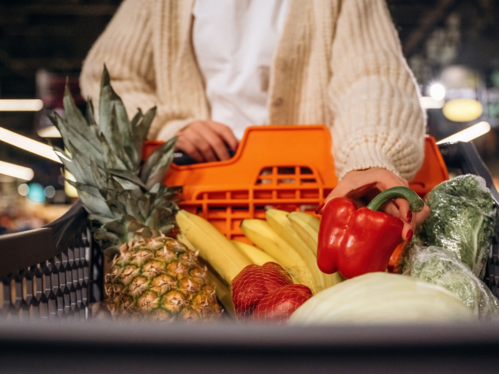 Come risparmiare al supermercato con strategie concrete: dalla lista della spesa al prezzo al chilo, dai prodotti di stagione alle trappole del marketing