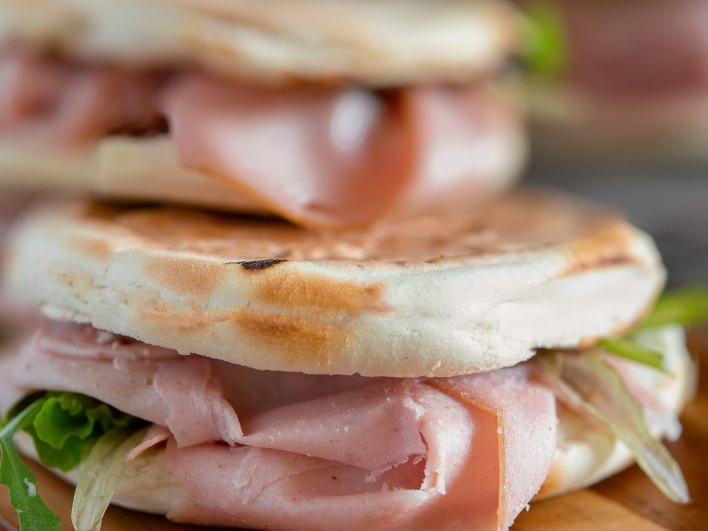 Cosa sono le tigelle: origini, ricetta autentica e abbinamenti del pane simbolo della cucina modenese, da provare per un assaggio di vera tradizione.