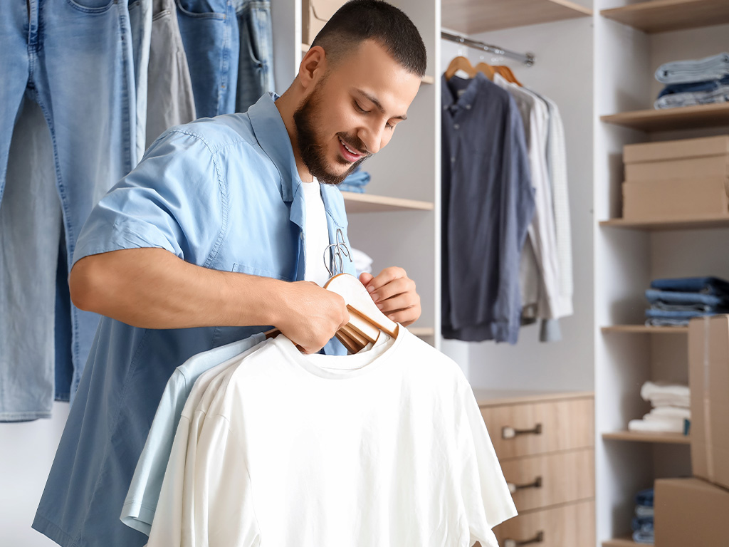 Come conservare i vestiti estivi senza rovinarli: lavaggio, contenitori giusti, rimedi contro tarme e umidità per un guardaroba sempre perfetto.